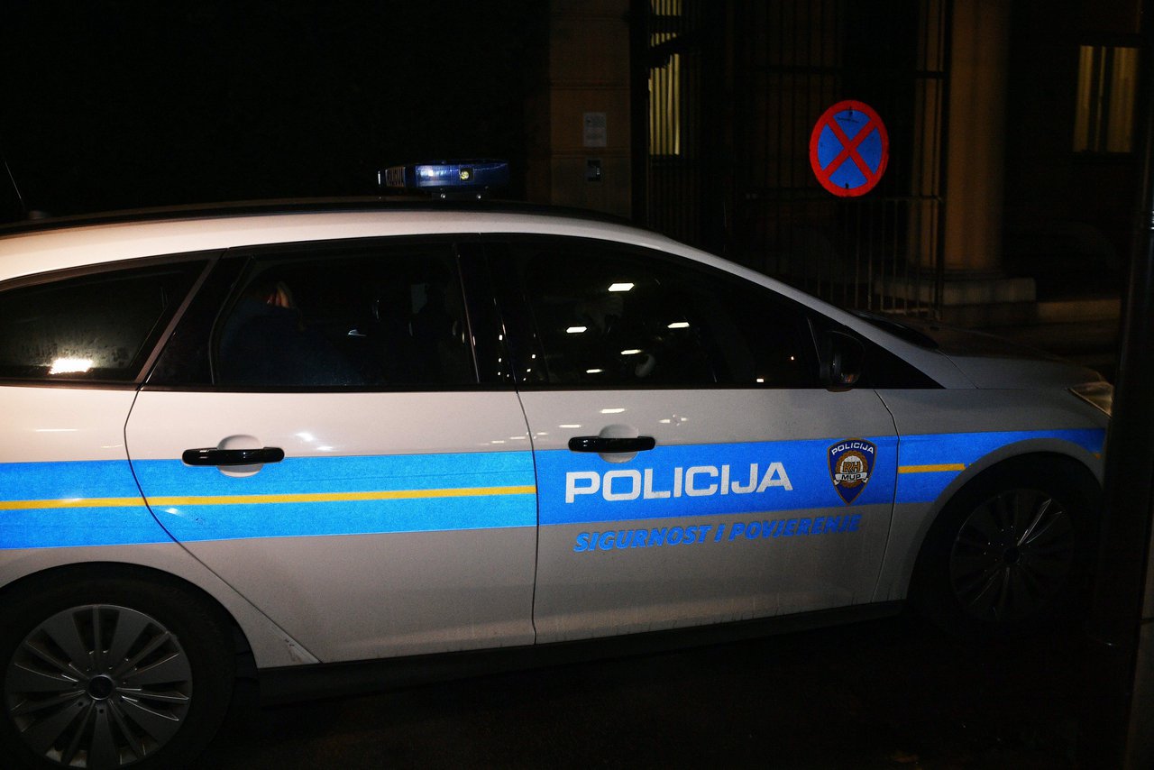 Fotografija: Policajci su priveli maloljetnike koji su bili u nedozvoljenom noćnom izlasku/ Foto: Damir Krajac/CROPIX
