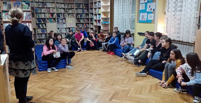 Svi sudionici na početku susreta čitali su naglas odabrane pjesme ili ulomke iz romana ostalim sudionicima/Foto: ČOŠ Josipa Ružičke Končanica

