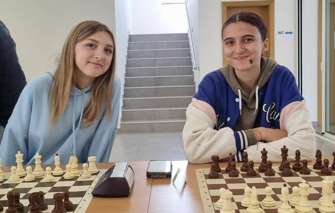 Na netom završenom županijskom natjecanju u šahu za djevojke i mladiće koje se održalo u Rovišću, mlade Bjelovarčanke osvojile su prvo mjesto/Foto: Ekonomska škola Bjelovar
