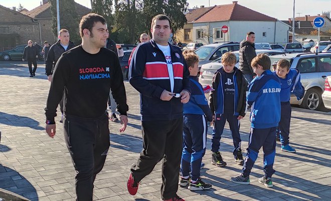 Navijači Hajduka i mladi nogometaši NK Bjelovara pokraj njih/Foto: Deni Marčinković/MojPortal.hr
