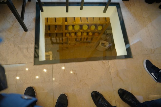 Na podu sale za ručak nalazi se stakleni otvor kroz kojeg se vidi sirana / Foto: Nikica Puhalo/MojPortal.hr

