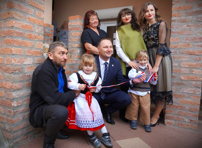 Župan Marko Marušić s članovima obitelji Jareš/Foto: Nikica Puhalo/MojPortal.hr
