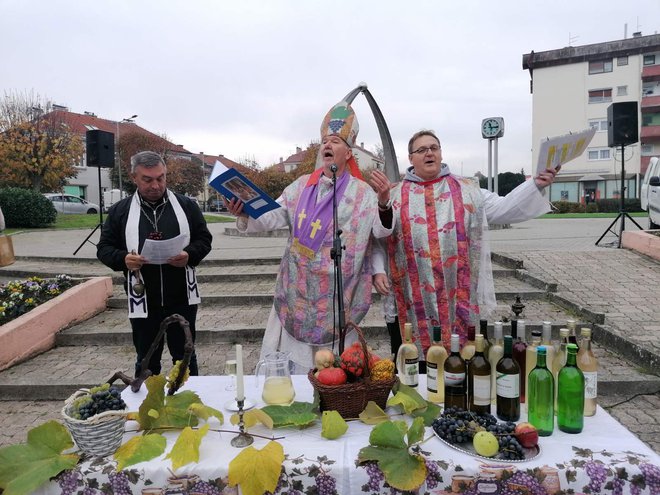 Vinski biskup pokrstio mlado vino garešničkih vinara/ Foto: Janja Čaisa
