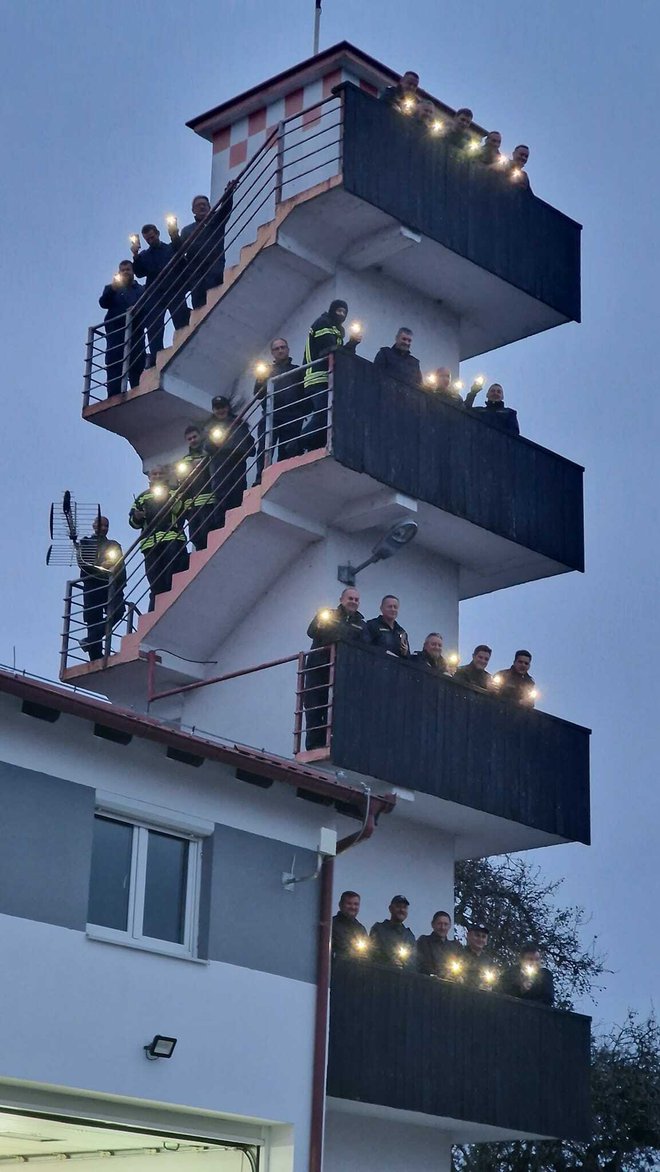 /Zajednička fotografija garešničkih vatrogasaca nakon osposobljavanja/Foto: JVP Garešnica
