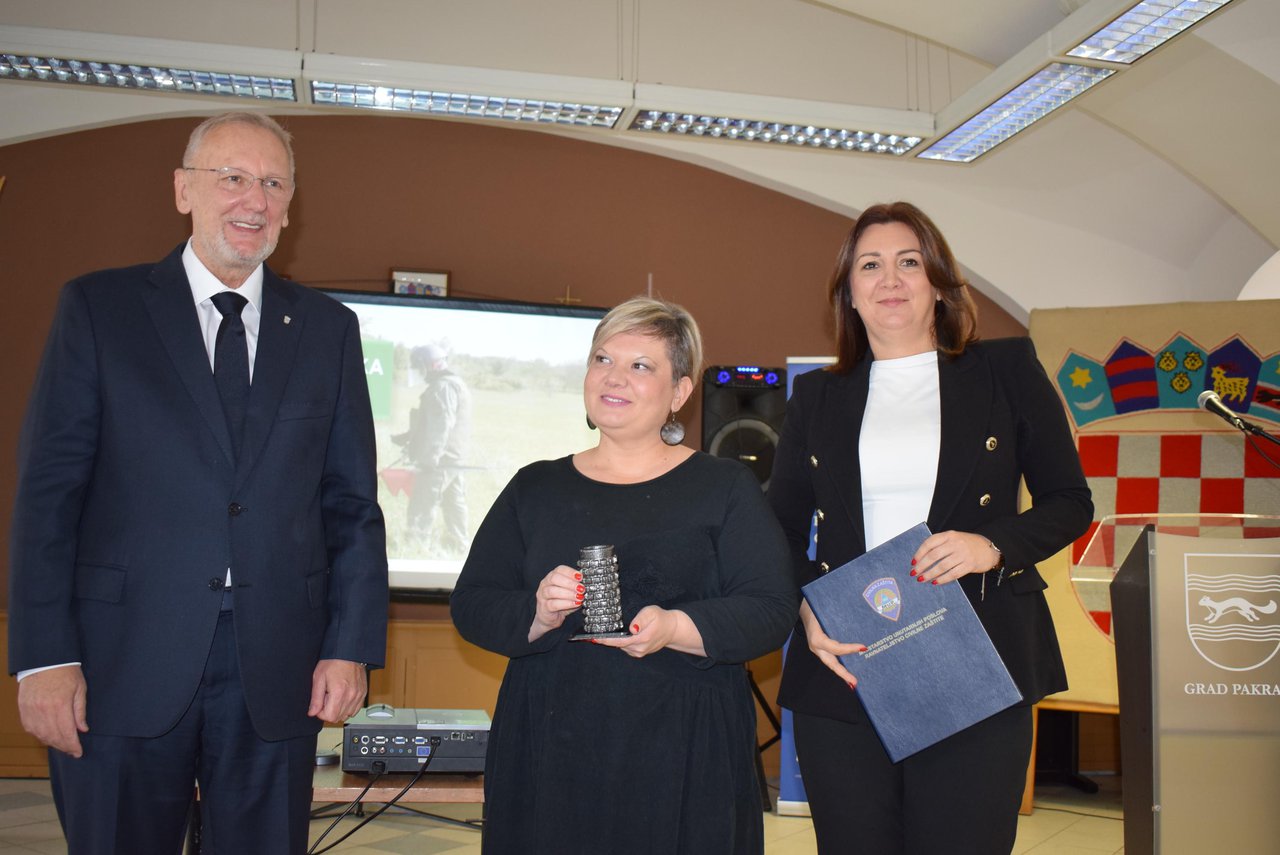 Fotografija: Ministar Božinović gradonačelnici i županici uručio je certifikat i posljednje minu/ Foto: Pakrački list
