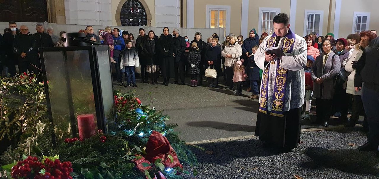 Fotografija: Ove subote u Bjelovaru se pali prva svijeća na adventskom vijencu ispred katedrale/ Foto: Grad Bjelovar
