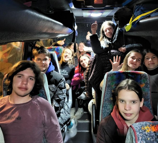 Složna glumačka družina u autobusu/Foto: Maska
