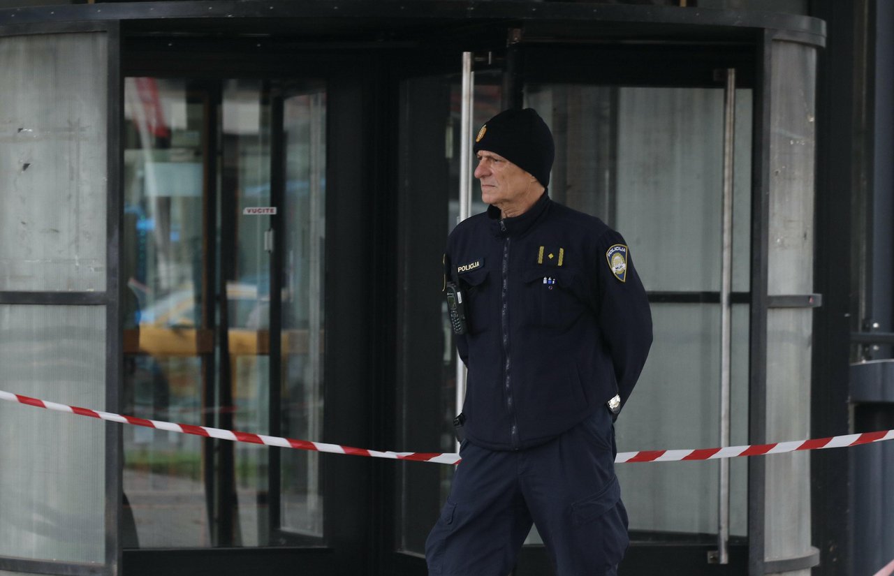 Fotografija: Policija ispred Općinskog građanskog suda u Zagrebu zbog dojave o bombi/Foto: Davor Pongracic/CROPIX
