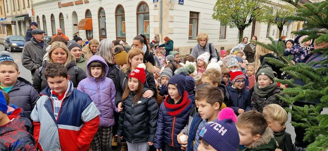 Mališani su i ove godine okitili božićno drvce u središte grada/ Foto: Grad Bjelovar

