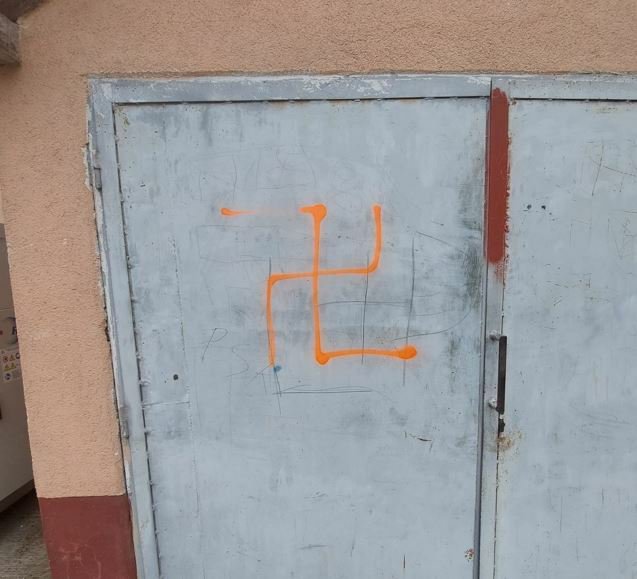Fašistički simbol iscrtan naopako/Foto: CIK Grubišno Polje
