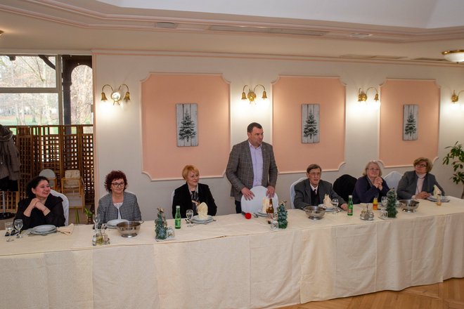 Gradonačelnik Damir Lneniček je čestitao okupljenim sugrađanima na 50. godina braka/Foto: Predrag Uskoković