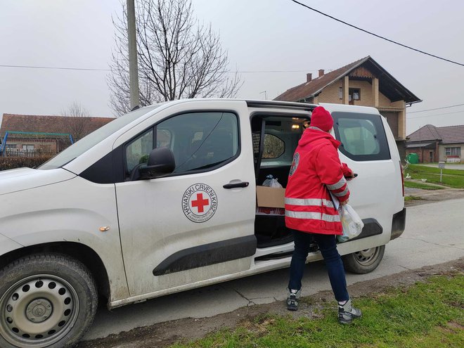 Jasna danima obilazi korisnike i dijeki im pakete Crvenog križa/Foto: Martina Čapo
