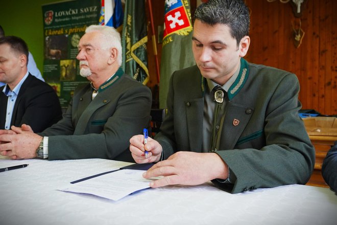 Branko Pucarin potpisuje ugovor o subvenciji/Foto: Nikica Puhalo/MojPortal.hr