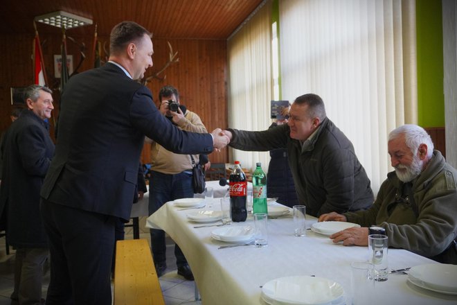 Župan Marko Marušić pozdravlja se s lovcima/Foto: Nikica Puhalo/MojPortal.hr