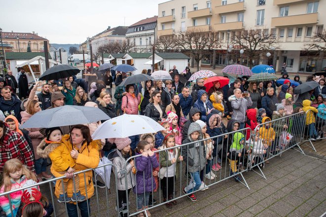 Unatoč kiši, nastup Daruvarskih mažoretkinja gledali su brojni Daruvarčani i njihovi gosti/Foto: Predrag Uskoković/Grad Daruvar