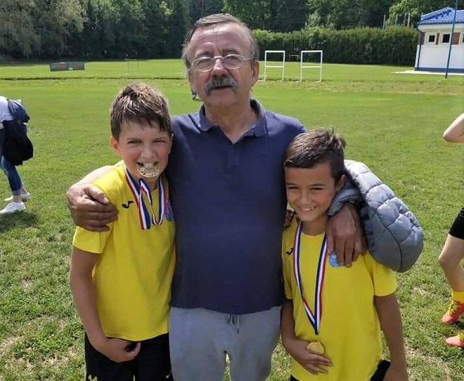 Ponosni djed Čedo Medaković sa svoja dva unuka nogometaša, Matejom i Ninom/Foto: Privatni album