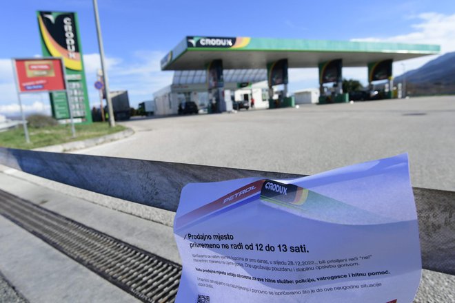 Split, 281222.
Petrol i Crodux iz protesta zbog vladinih mjera zatvorili svoje benzinske pumpe na sat vremena.
Foto: Nikola Vilic/CROPIX
 