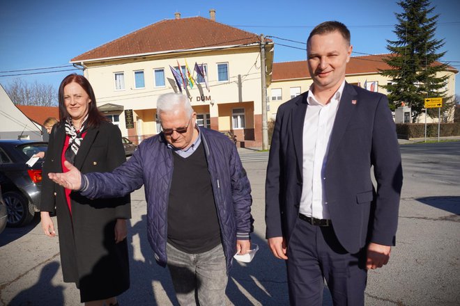 Načelnik Općine Končanica Zlatko Bakunić dočekao je župana Marka Marušića i pročelnicu Andreu Bengez/Foto: Nikica Puhalo/MojPortal.hr