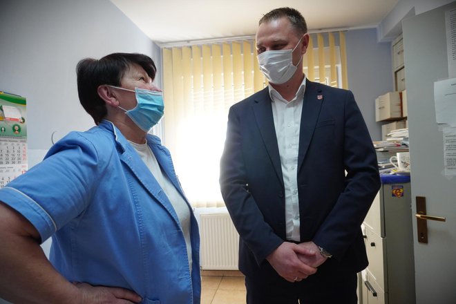 Župan Marušić tijekom razgovora s medicinskom sestrom u Končanici/Foto: Nikica Puhalo/MojPortal.hr
