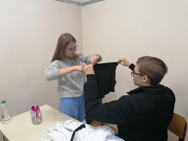 Učenici su na sati donijeli stare majice/ Foto: Komercijalna i trgovačka škola Bjelovar
