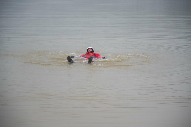 Pripadnik HGSS-a simulira čovjeka koji se utapa u jezeru/Snimio: Saša Selihar/Grad Daruvar