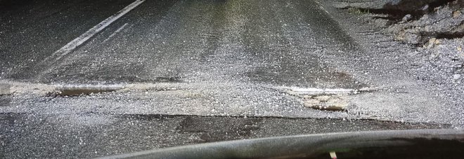 Prerezana mjesta nisu sanira s novim asfaltom, nego sa šljunkom koji se vrlo brzo ispere i potom nastaju ogromne rupe gdje ljudi svakodnevno oštećuju svoja vozila, tvrdi čitatelj/Foto: Čitatelj