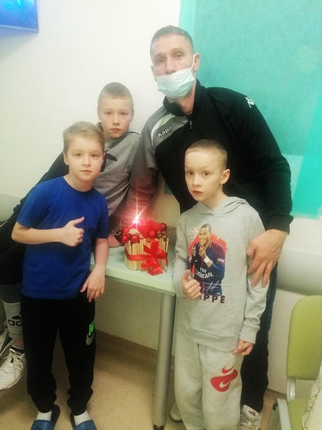ivano, Leo, tata Sandro i Mateo u bolnici nakon Ivanove transplantacije/Foto: Privatni album