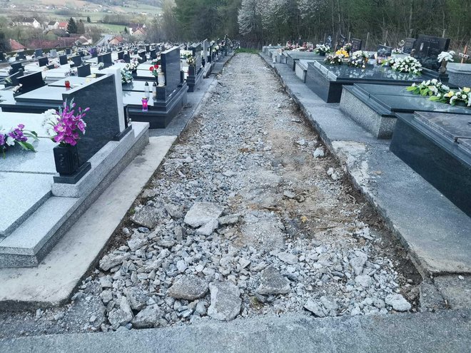 Radovi uređenja staza na groblju u Siraču/Foto: Općina Sirač