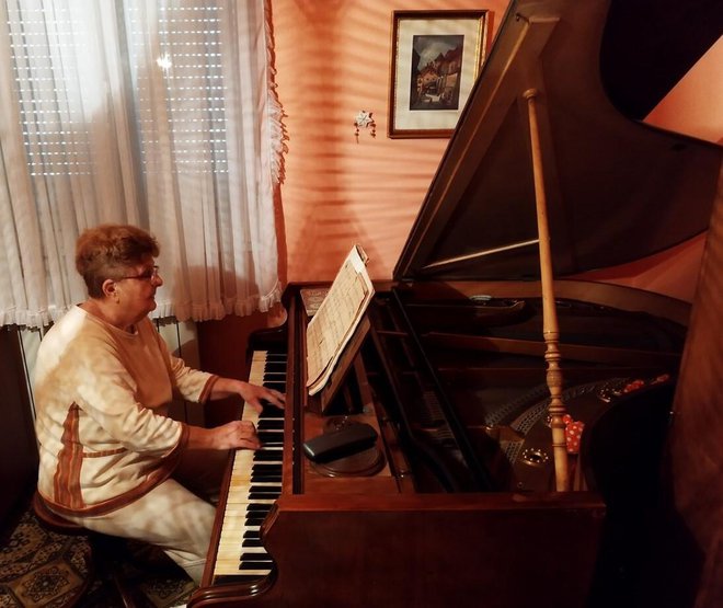 Pepica i glazba su nerazdvojni, a posebno je ponosna na svoj klavir koji je star više od 100 godina/Foto: Mario Barać