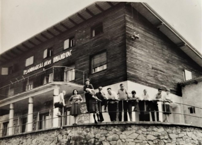 Pepica (četvrta s lijeve strane) nagnuta na terasi starog planinarskog doma Omanovac koji je izgorio 1974. godine/Foto: Privatni album