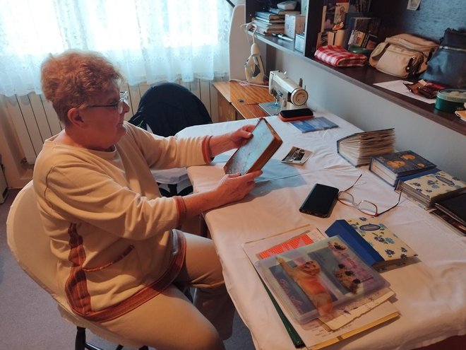 Pepica za svojim radnim stolom pokazuje staru Knjigu za svaku ženu/Foto: Mario Barać