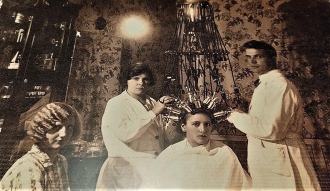 Majka Cecilija (druga s lijeva) s ondašnjim čudom tehnike za uređivanje frizura/Foto: Privatni album