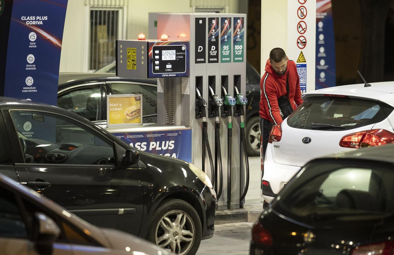 Fotografija: 
Benzin će poskupjeti za 0,07 EUR/l, a dizel za 0,05 EUR/l/Foto: Bozidar Vukicevic/CROPIX