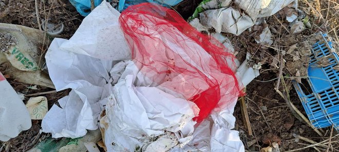 Dokazi koji jasno upućuju čiji je ovo otpad/Foto: Općina Zrinski Topolovac