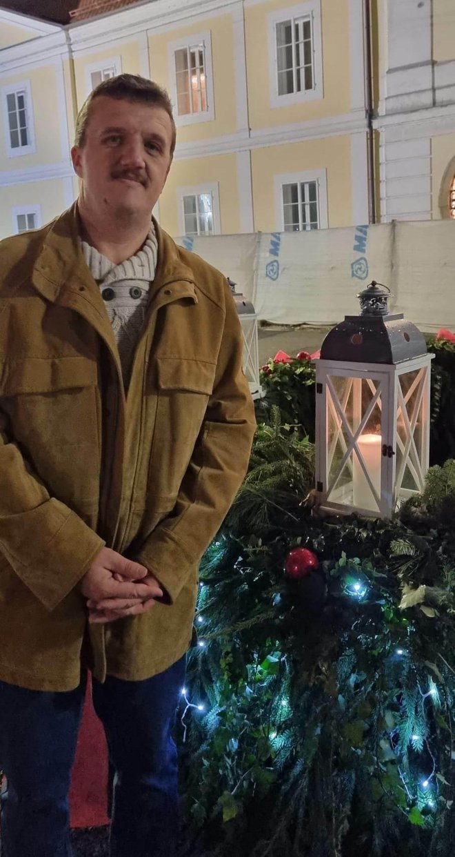 Marko Šepak je u prosincu upalio adventsku svijeću ispred katedrale/Foto: Mario Blaha