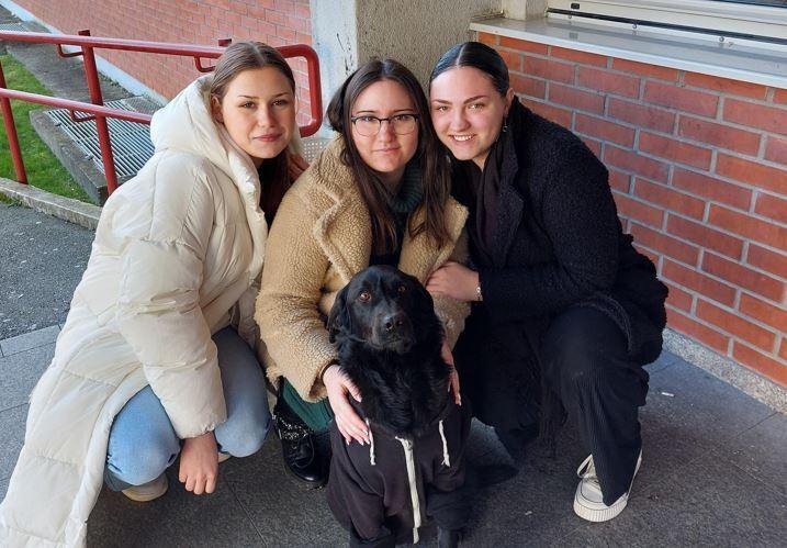 Fotografija: Učenice su presretne jer su promrzlog psa spasili i vratili kući/Foto: Komercijalna i Trgovačka škola Bjelovar