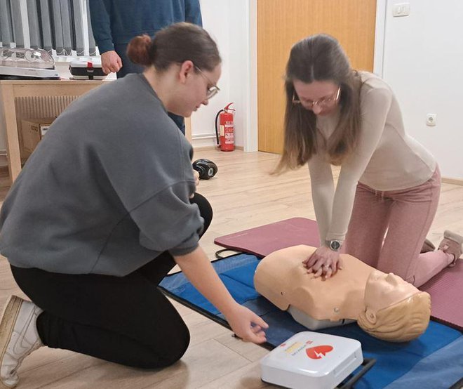 Vježba kako koristiti defibrilator/Foto: AVD Općina Sirač