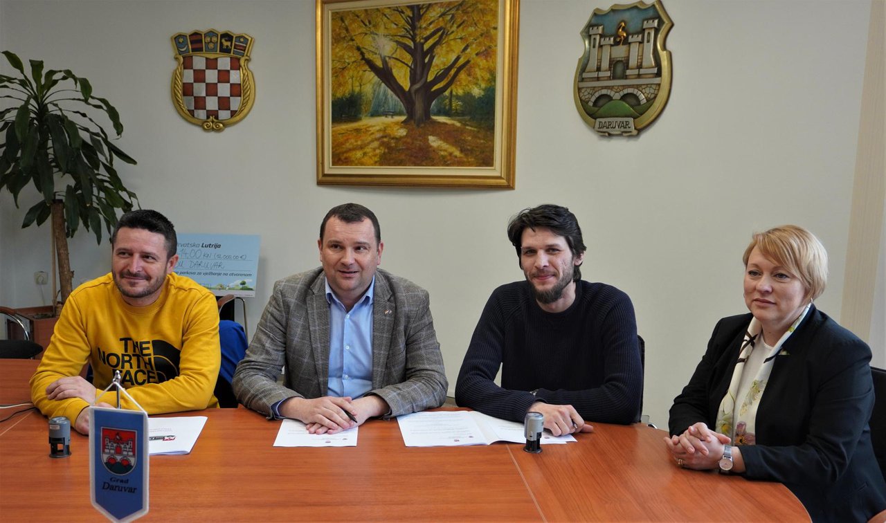 Fotografija: Potpisivanje ugovora u uredu gradonačelnika Damira Lneničeka/Dijana Puhalo/MojPortal.hr