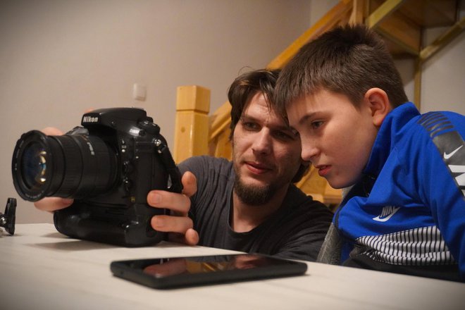 Daruvarski fotograf Saša Selihar pokazuje Teu tajne Nikon fotoaparata/Foto: Nikica Puhalo/MojPortal.hr