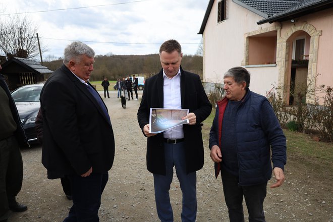 Građani pokazuju županu i načelniku fotografije uništenih objekata/ Foto: BBŽ