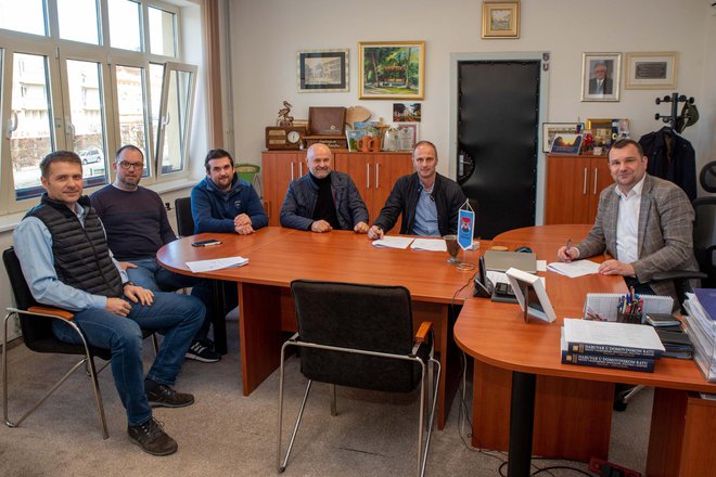 Gradonačelnik Lneniček potpisao je danas ugovor s izvođačima radova vrijedan gotovo 200 tisuća eura/ Foto: Predrag Uskoković/Grad Daruvar