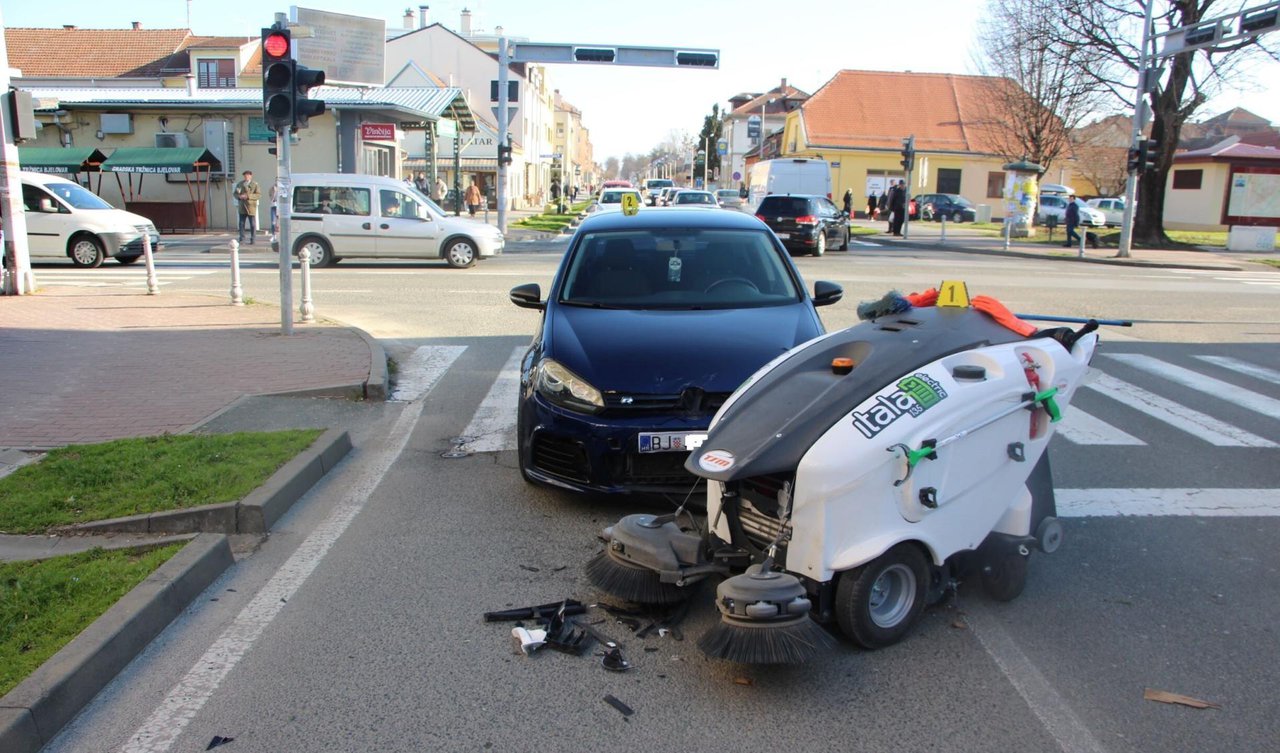 Fotografija: Nesreća se dogodila na jednom od najprometnijih križanja u Bjelovaru/Foto: PU bjelovarsko-bilogorska