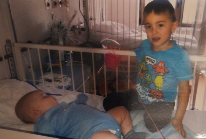 Teo (desno) s bratom Leonom u bolnici. Teo i Leon imaju isti rijetki poremećaj/Foto: Privatni album
