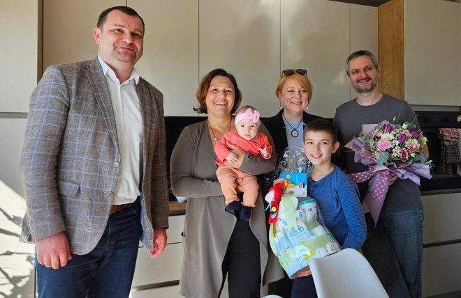 Predstavnici Grada Daruvara posjetili su obitelj Tokić koja je dobila prvu bebu u Dartuvaru u 2023. godini/Foto: Nikica Puhalo/MojPortal.hr