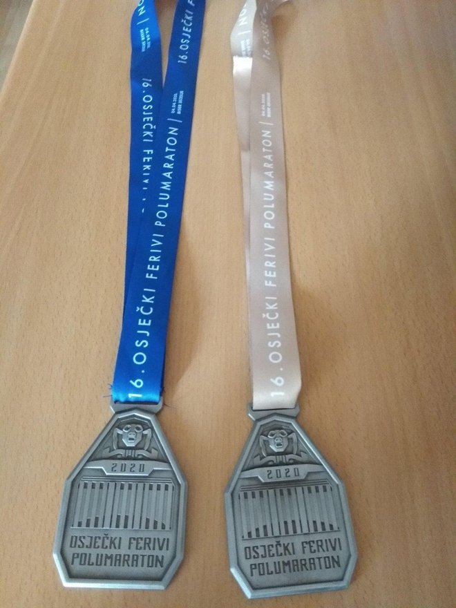 Medalje za istrčani polumaraton u Osijeku i za prvo mjesto/ Foto: Privatni album