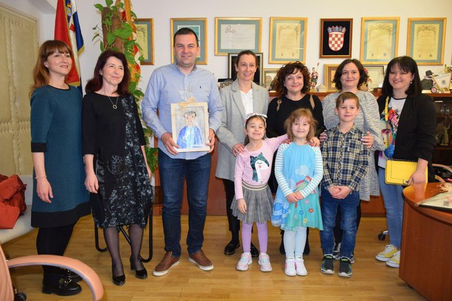 Ekipa iz vrtića, mame i uspješni mali umjetnici s gradonačelnikom Darijom Hrebakom/Foto: MojPortal