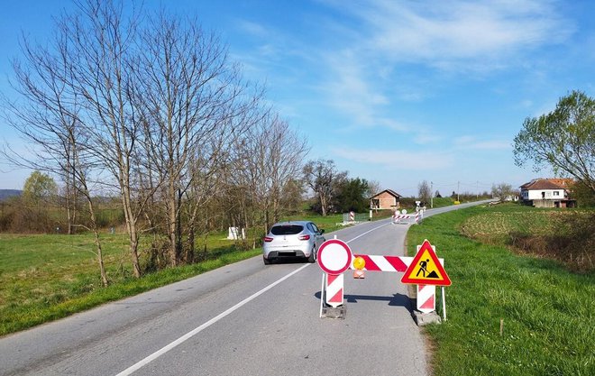 Na oštećenom dijelu ceste znak je zabrane prometa u oba smjera, ali promet se i dalje osdvija?!/Foto: Mario Barać/MojPortal.hr