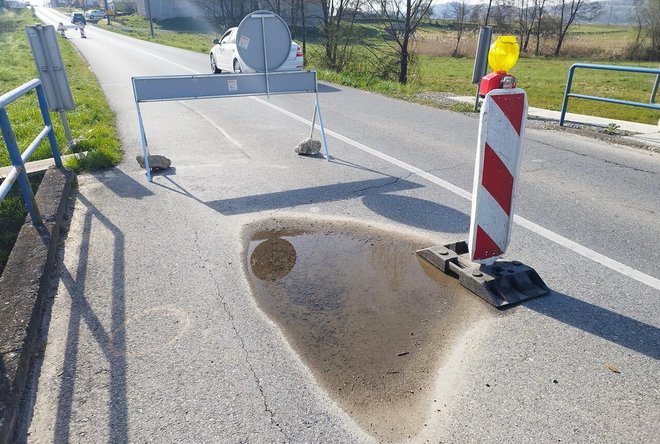 Oštećenja na mostu su jasno vidljiva kao i puknuća asfalta/Foto: Mario Barać/MojPortal.hr