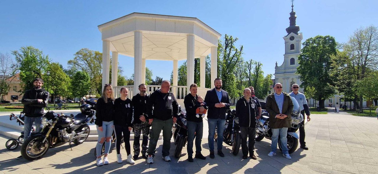 Fotografija: Dogradonačelnik Igor Brajdić s članovima Moto kluba Bjelovar/Foto: Grad Bjelovar