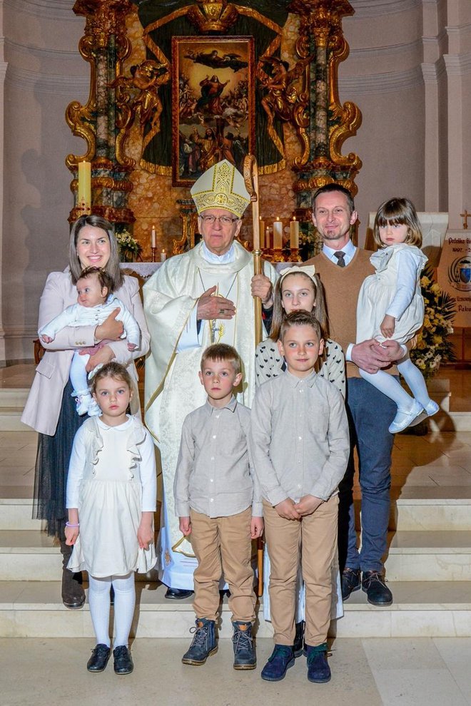 Obitelj Kotoraš s biskupomo mons. dr. Škvorčevićem
/ Foto: Foto Ivesa/Multimedia